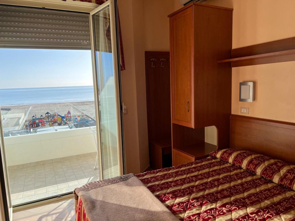 Hotel Bristol - Koolibry Hotels Cervia Bagian luar foto