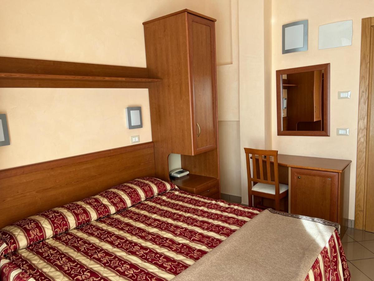 Hotel Bristol - Koolibry Hotels Cervia Bagian luar foto