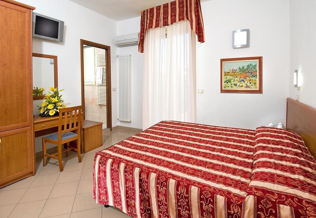 Hotel Bristol - Koolibry Hotels Cervia Ruang foto